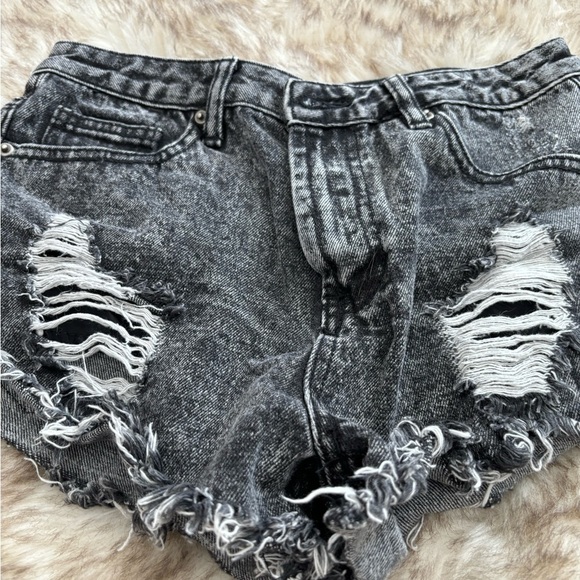 Forever 21 Black Denim Ripped Shorts Size 26 - Picture 3 of 3